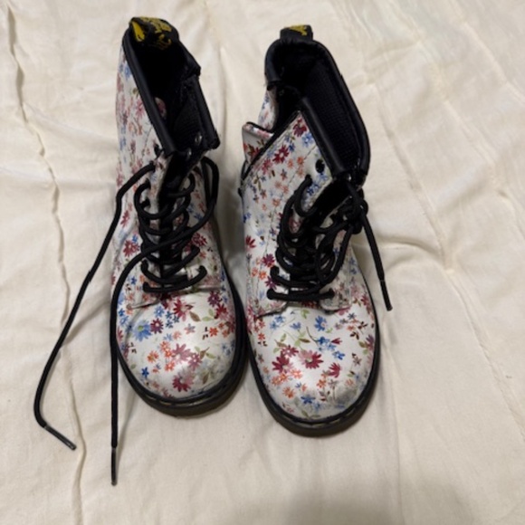 Dr. Martens toddler boots with flowers size 10 - Picture 1 of 6